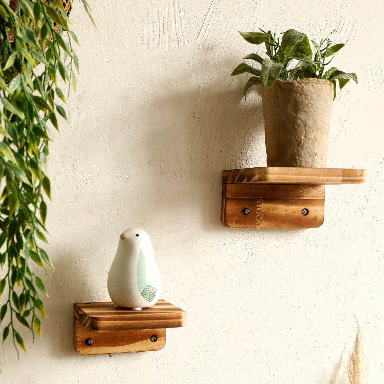 מדף עץ דקורטיבי לתלייה על הקיר