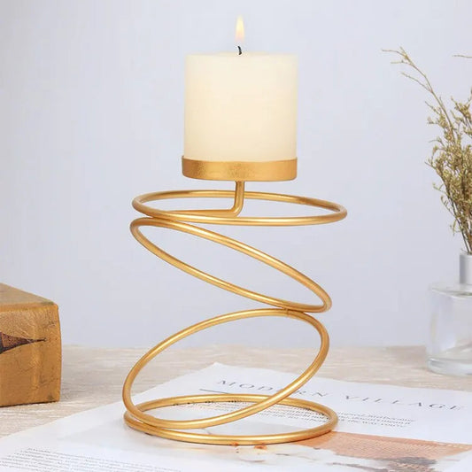 מעמד לנר מתכתי דקורטיבי בעיצוב לולייני יוקרתי